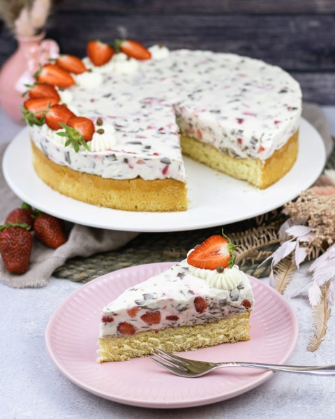 Stracciatella-Torte-mit-Erdbeeren-1