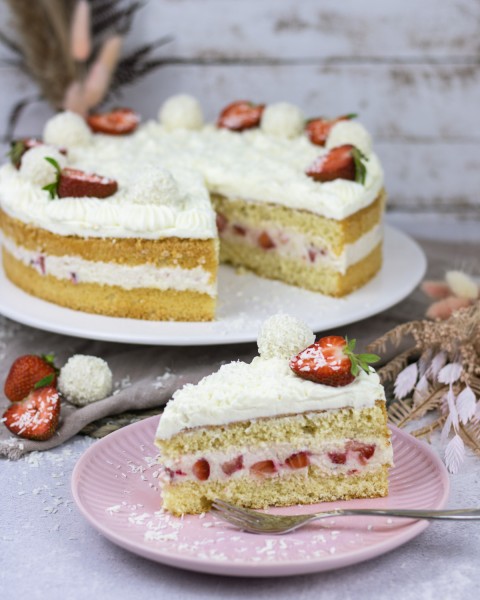 Raffaello-Torte-mit-Erdbeeren-58O0IOM745r7AA